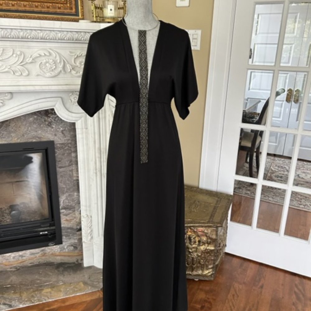 Long black evening dress ready to accessorize